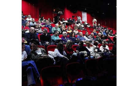 Ayvalık Belediye Tiyatrosu’ndan Çarpıcı Bir Prömiyer: “Müdahil” Perde Dedi