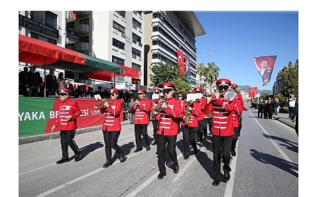Karşıyaka sokaklarında bando şöleni