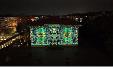 Konya Büyükşehir, Taş Bina’nın Tarihi Silüetinde Video Mapping Gösterisi Başlattı
