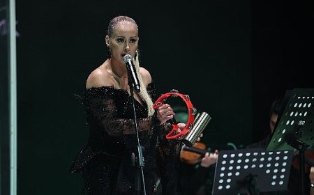 Niran Ünsal İzmir’de Sessizliği Bozdu