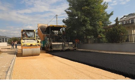 5 Sokakta Asfalt Kaplama Çalışması Yapılıyor