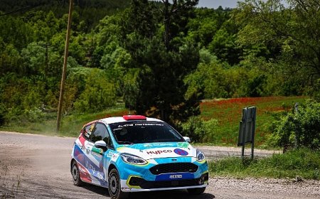 Engelli ralli pilotu Kübra aracını başarıdan başarıya sürüyor