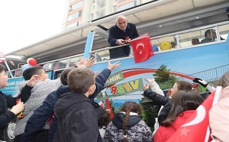 Canik Belediye Başkanı İbrahim Sandıkçı, çocukların bayram sevincine ortak oldu.
