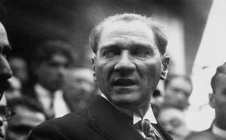 “Karanlıkta Akan Bir Yıldız: Mustafa Kemal Atatürk”
