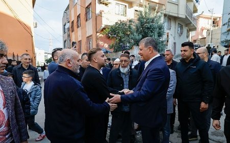 Başkan Tugay, yurttaşlarla bayramlaştı