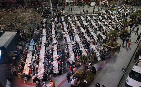 Kadir Gecesi İftarında Burhaniyeliler Cumhuriyet Meydanı’nda Buluştu