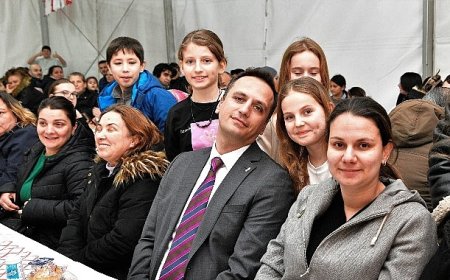 Öğretmen, öğrenci ve velilerle iftar yaptı