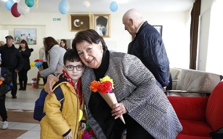 Büyükşehir belediyesi çocuk gelişim merkezi öğrencilerinden didim huzurevi sakinlerine sürpriz ziyaret