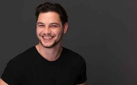 Oyunculuğu ile dikkatleri üzerine çekiyor