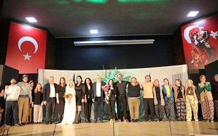 Edremit’te sarıkız efsanesi müzikli tiyatro ile sahnelendi