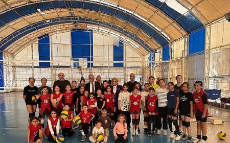 Başkan Topaloğlu’ndan geleceğin voleybolcularına ziyaret