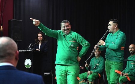Temizlik işçileri konser verdi dinleyenler hayran kaldı