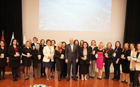 Ege Üniversitesinde 8 Mart Dünya Kadınlar Günü çiçeklerle kutlandı