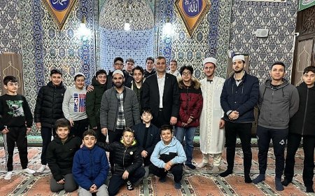 Başkan Sezer Teravih Sonrası Gençlerle Bir Araya Geldi