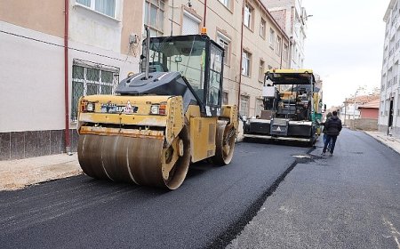 Karaman Belediyesi, yol yapım ve asfalt çalışmalarını ara vermeden, şehrin farklı bölgelerinde sürdürüyor.