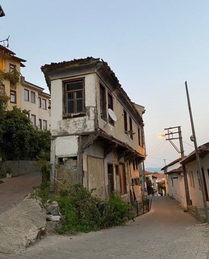 Mudanya Tirilye’nin simge yapısı ‘tabut ev’ kendiliğinden yıkıldı!