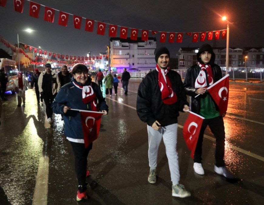 Kocaeli kırmızı beyaza büründü