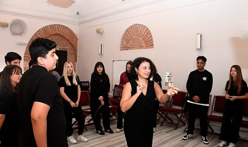 Osmangazi Belediyesi okutarak öğretiyor