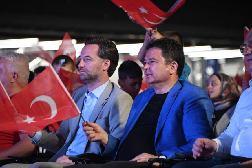 Bursa Osmangazi Meydanı’ndan milli heyecana ortak olundu