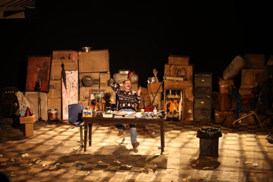 Bursa’da “Ormandaki Kulübe”de tiyatro keyfi: “Tamamen Doluyuz” sahnelendi