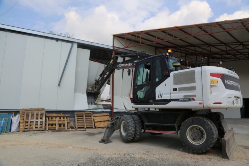 Bursa Nilüfer’de kaçak iki iş yeri yıkıldı