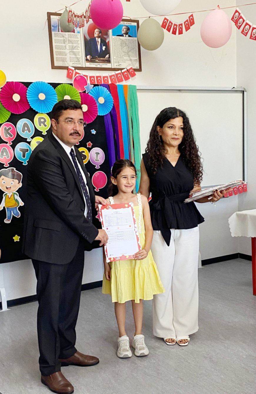 Mudanya’da Kaymakam Terzi öğrencilerin karne sevincine ortak oldu