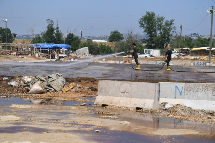 Bursa Osmangazi’de pazarlar temizlenerek dezenfekte edildi