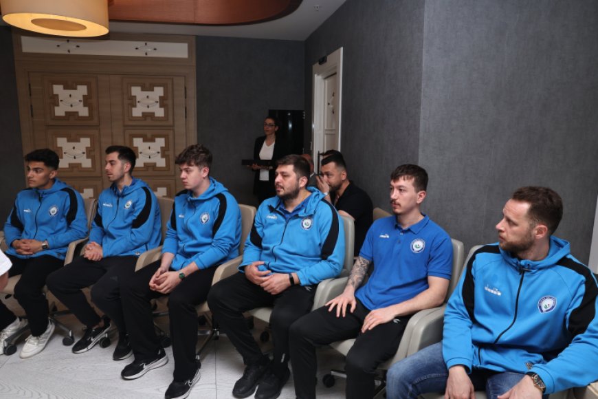 Nilüferli hentbolcular başarılarını Başkan Özdemir’le paylaştı