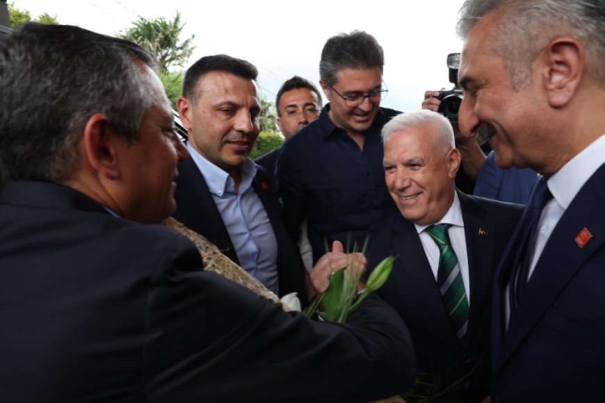 Bursa’da CHP lideri Özgür Özel’e coşkulu karşılama