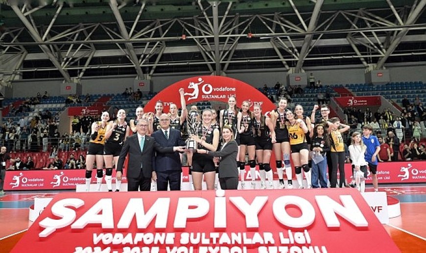 Van Ryk, ödülünü Vodafone Türkiye İcra Kurulu Başkan Yardımcısı Meltem Bakiler Şahin’in elinden aldı.