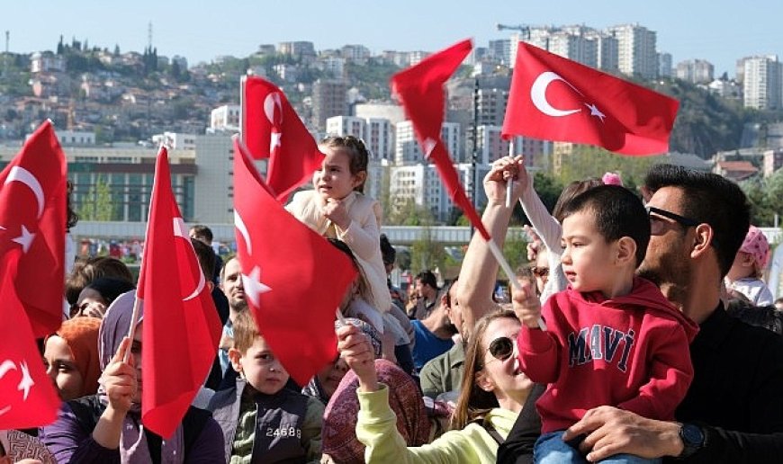 Milli İrade Meydanı çocukların neşesi ile cıvıl cıvıl