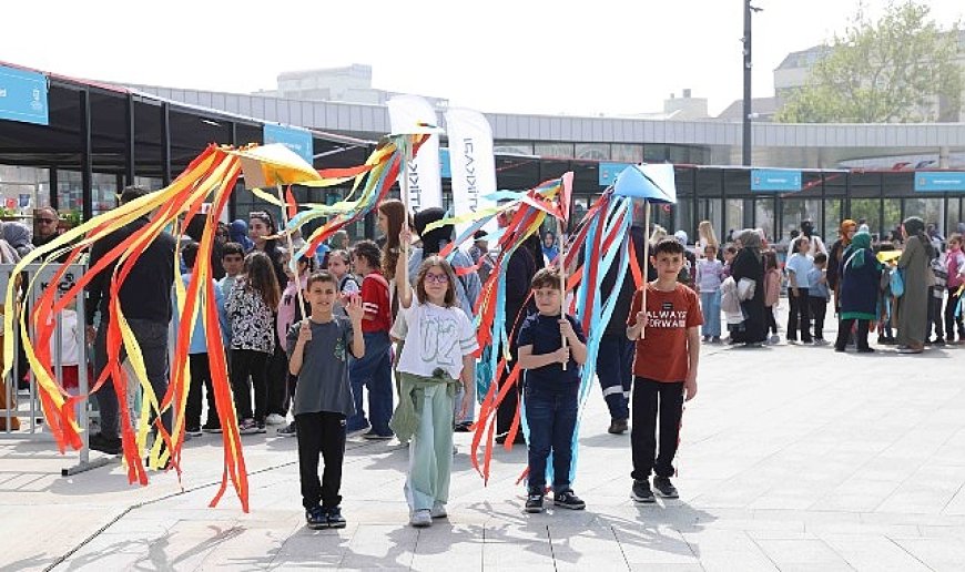 Rengârenk hayaller gökyüzü ile buluştu