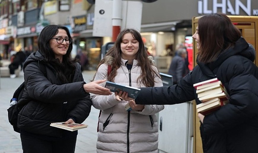 Cumhuriyet Bulvarı’nda kitap sürprizi