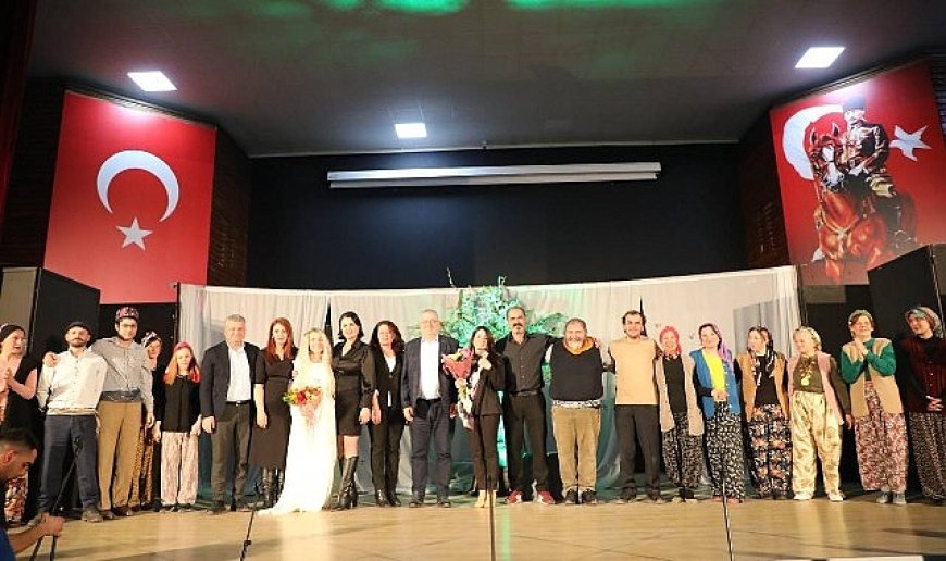 Edremit’te sarıkız efsanesi müzikli tiyatro ile sahnelendi