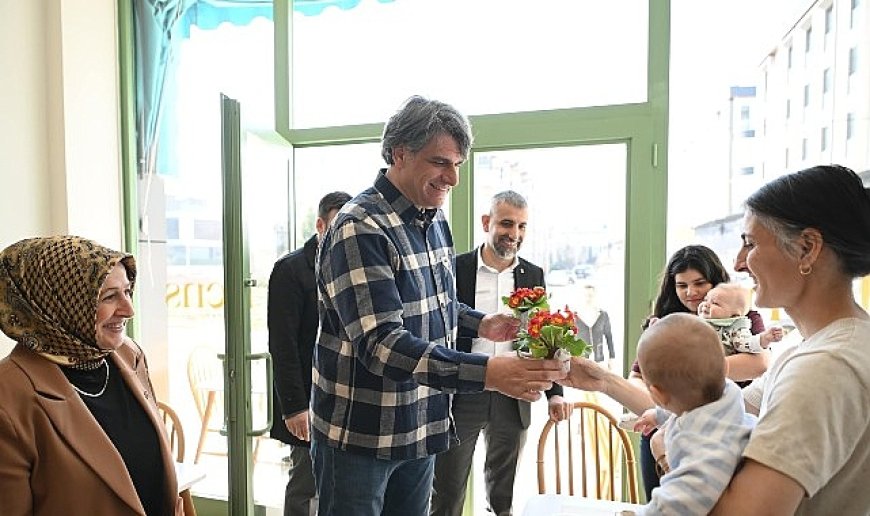 Başkan Kocaman çiçek dağıttı 